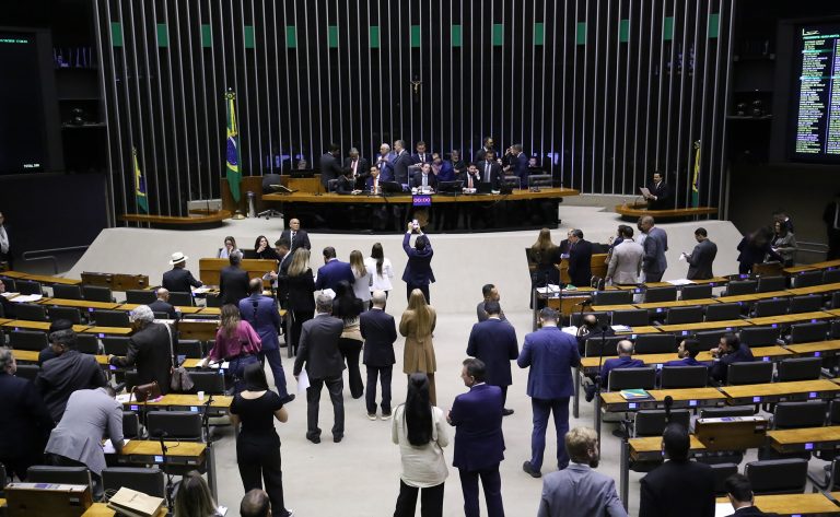 Câmara aprova projeto que cria punição para o crime de usar pessoas como escudo humano – Notícias