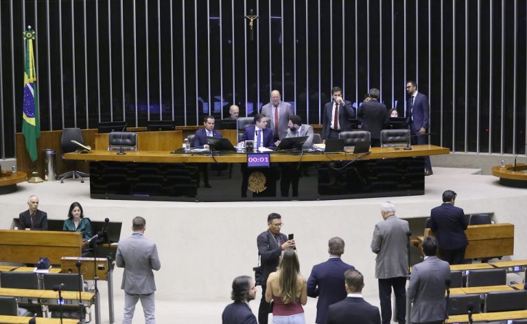 Câmara deve votar projetos sobre falsificação de bebidas e enfrentamento ao câncer de mama – Notícias