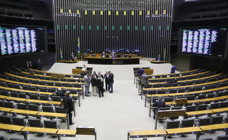 Câmara pode votar hoje projetos sobre falsificação de bebidas, pedofilia e eleições – Notícias
