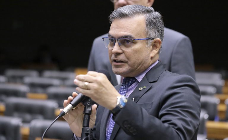 Comissão aprova condições para motorista de táxi ou de aplicativo financiar cabine blindada – Notícias