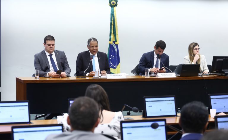 Comissão aprova novas regras de contratação e aposentadoria para agentes de saúde e de endemias – Notícias