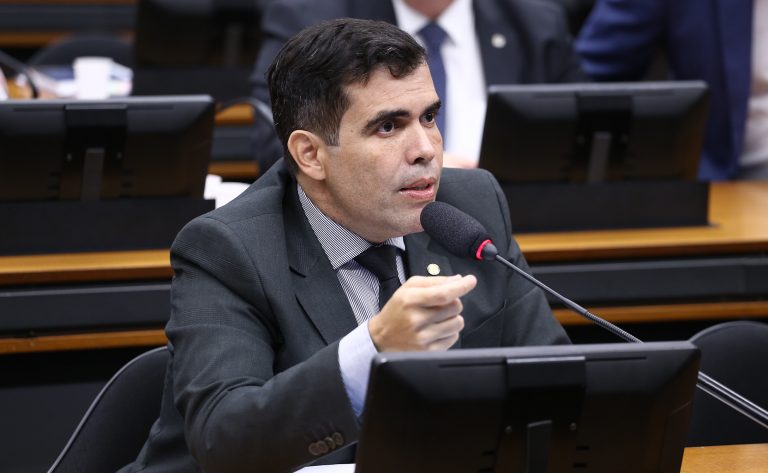 Comissão aprova projeto que fixa norma de fábrica como padrão de segurança para motorista profissional – Notícias