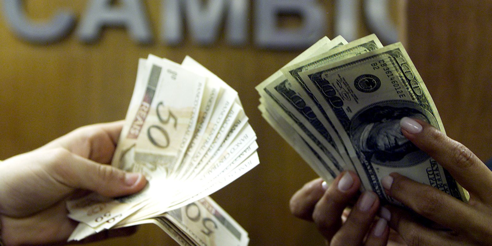 Dólar cai para R$ 5,31 após conversa entre Lula e Trump