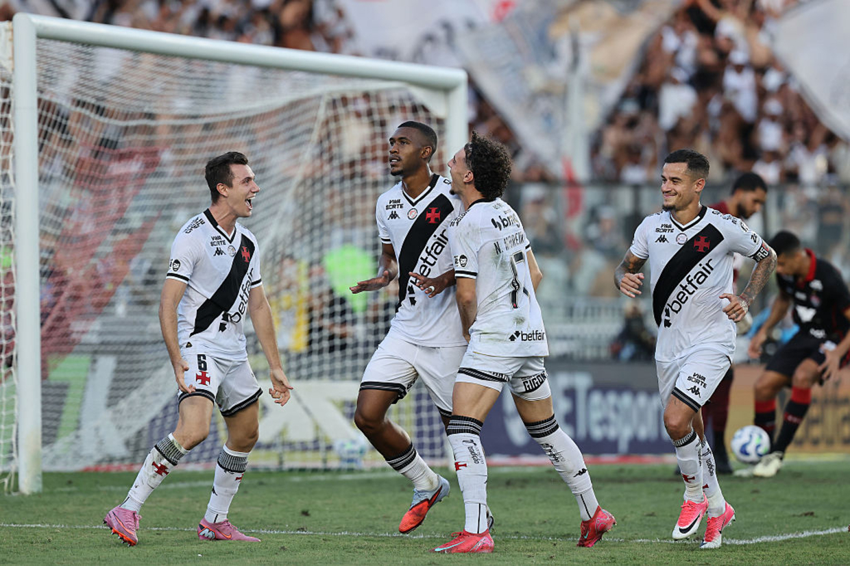 Em duelo insano, joia decide no apagar das luzes e Vasco bate Vitória em São Januário