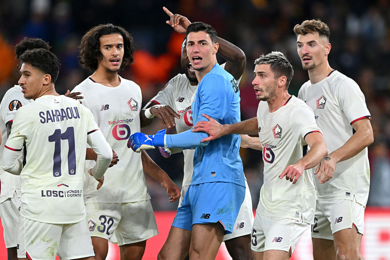 Goleiro turco defende três pênaltis contra a Roma e mantém o Lille 100%; Fenerbahçe vence a primeira