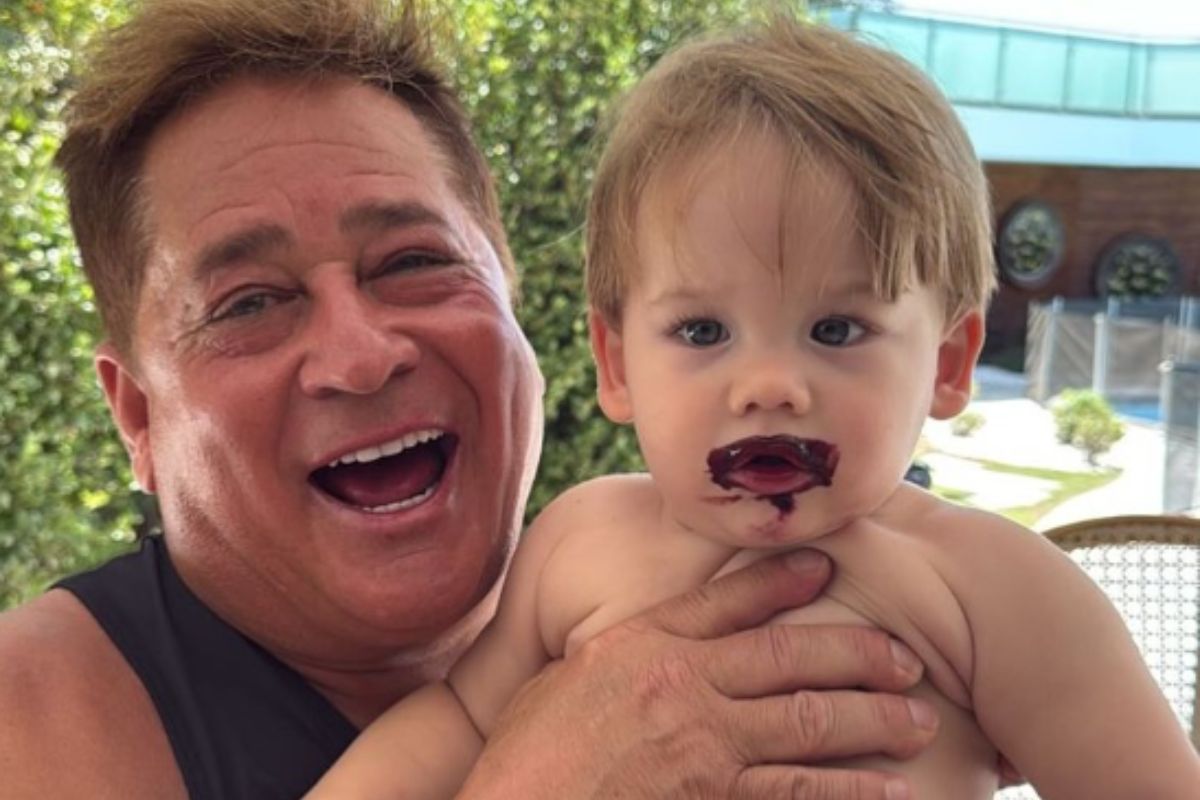 José Leonardo rouba a cena em foto com Leonardo