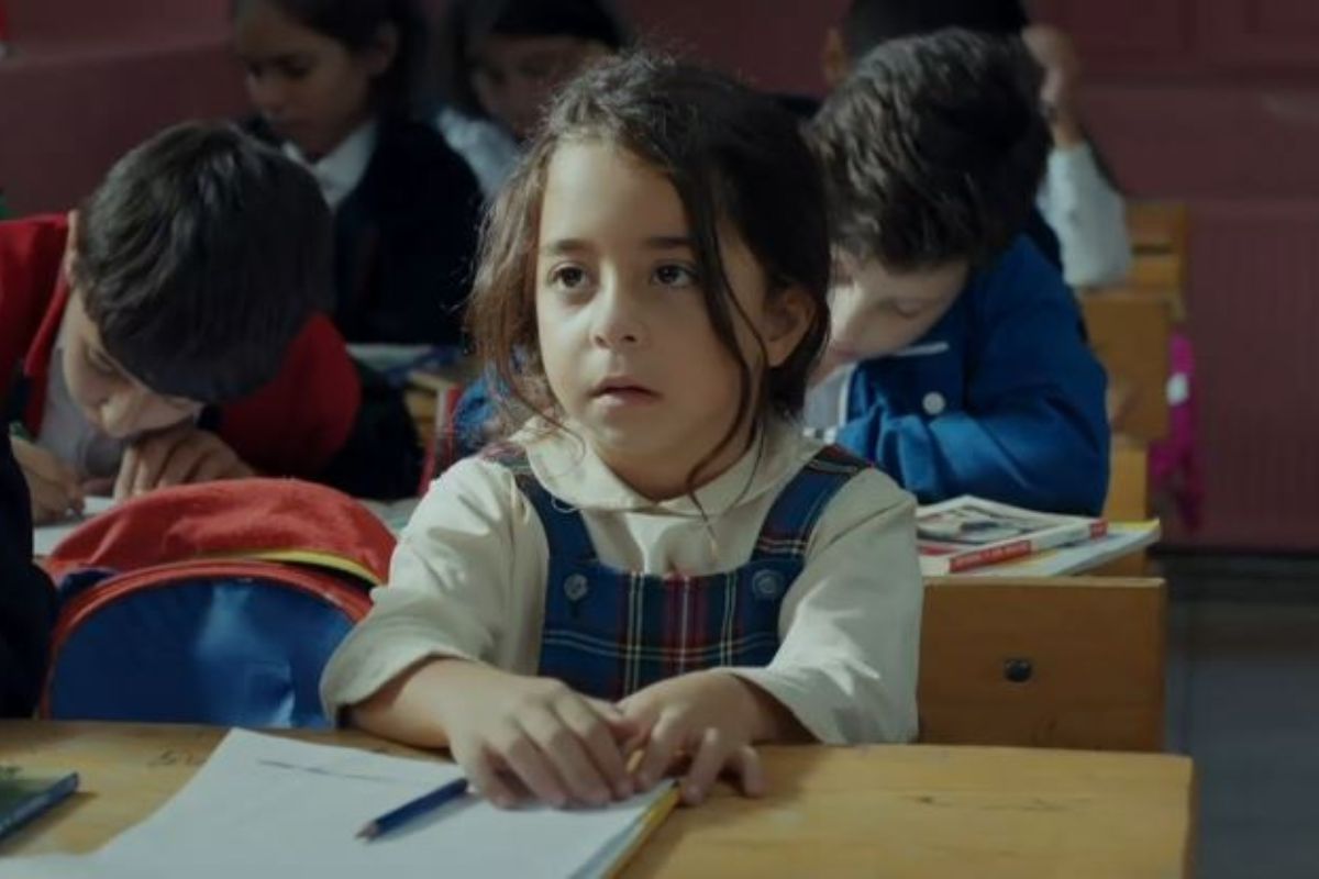 Mãe: Zeynep conhece Melek e descobre drama da criança