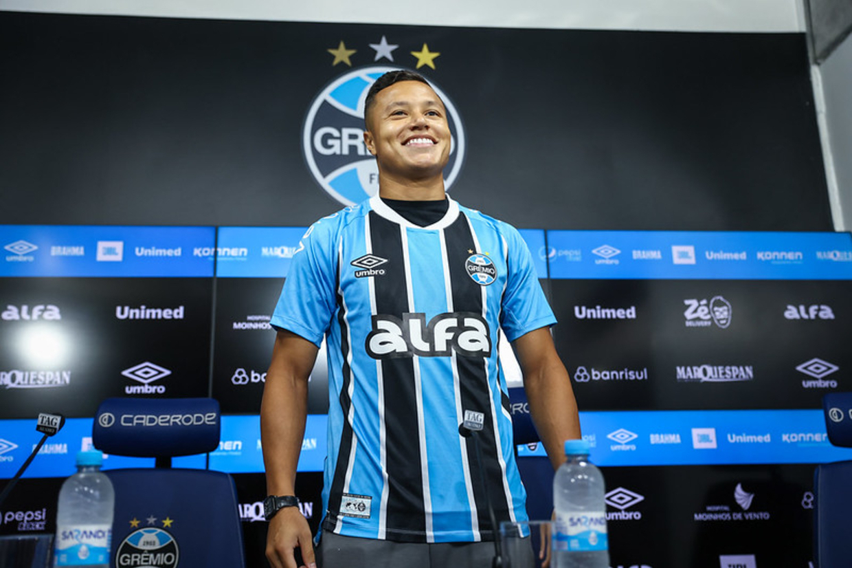 Marlon atinge meta estipulada em contrato e fica em definitivo no Grêmio
