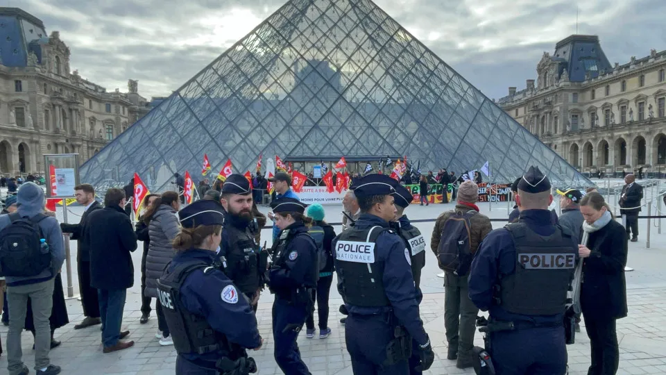 Museu do Louvre sofre assalto! Ladrões roubaram várias joias
