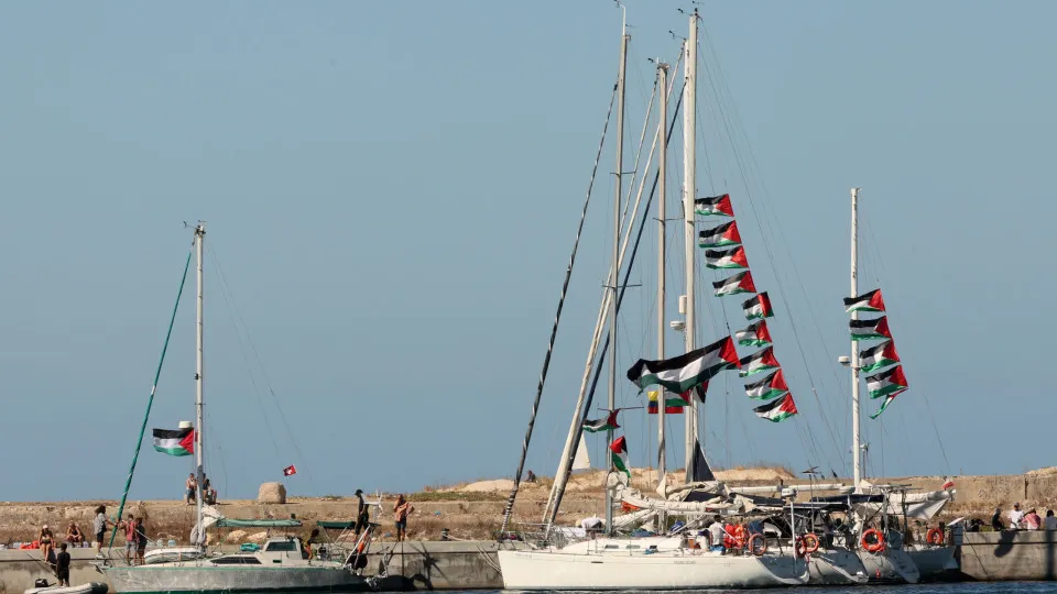 Navios misteriosos cercam grupo humanitário rumo a Gaza em alto-mar