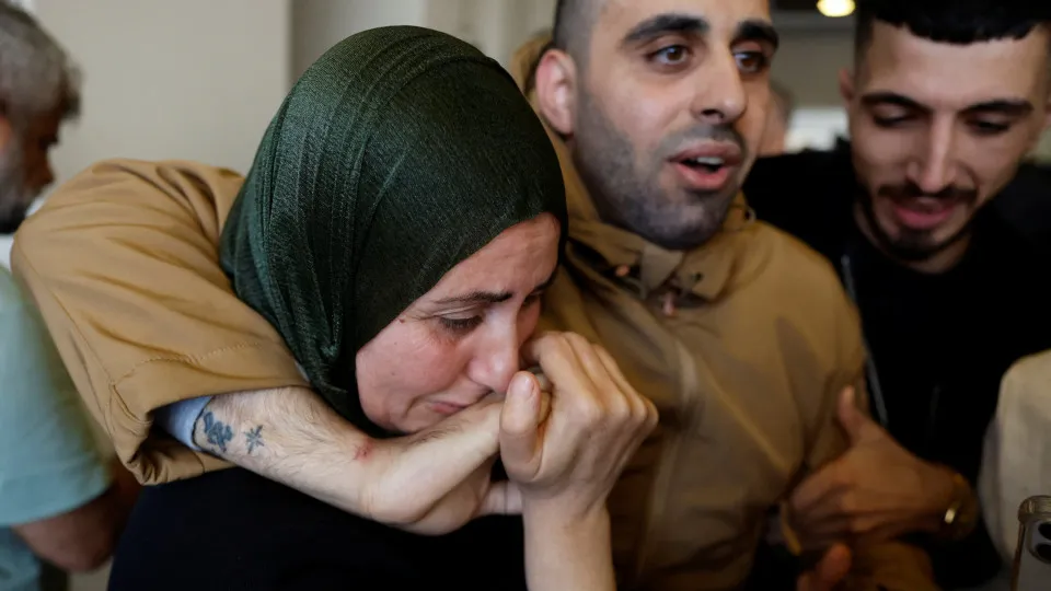 Palestino libertado por Israel descobre que família morreu em Gaza