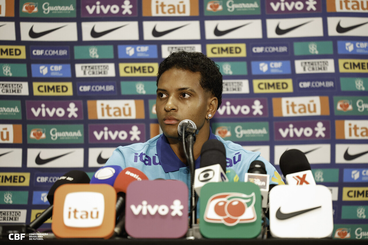 Rodrygo relembra período fora da seleção e ressalta briga por vaga: 'Ninguém tem lugar garantido'