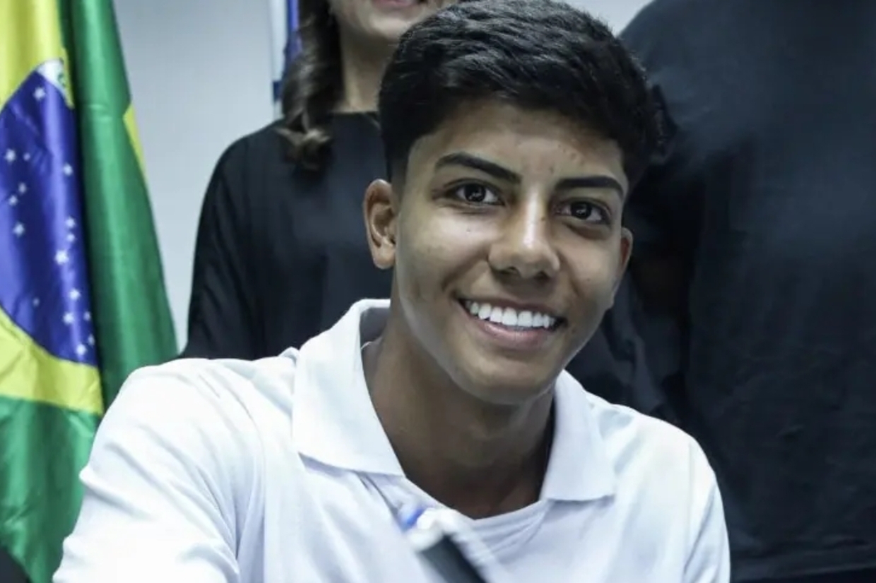 Santos assina primeiro contrato profissional com jovem do sub-17