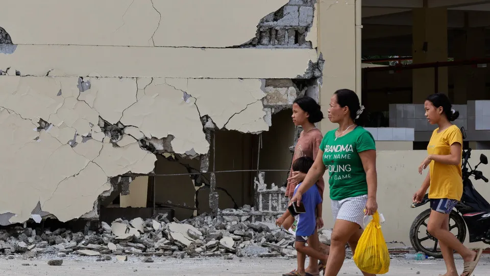 Terremoto nas Filipinas deixa 72 mortos e milhares de desabrigados