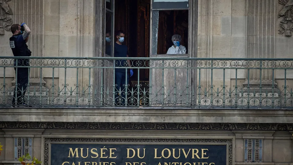 Roubo do Louvre não foi evitado ‘por 30 segundos’, aponta inquérito
