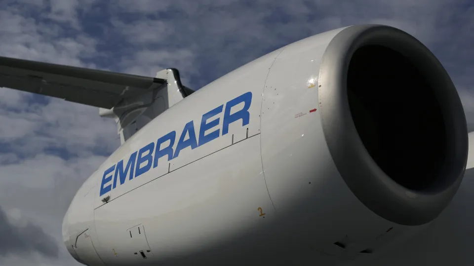 Avião da Embraer com ministro congolês pega fogo após pouso