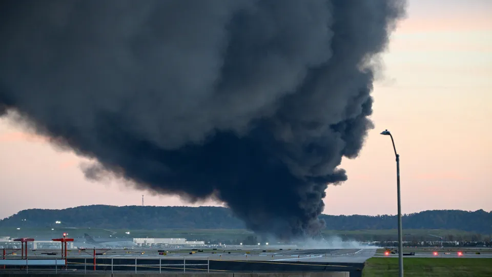 Avião de carga da UPS cai nos EUA e deixa ao menos sete mortos