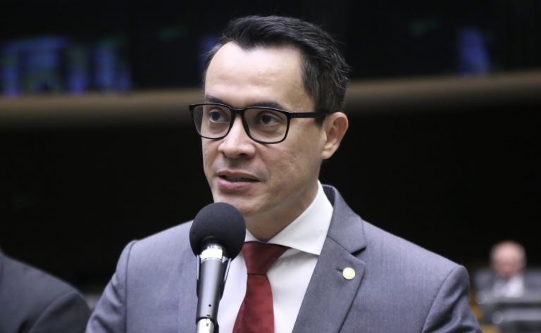 Comisão aprova projeto que permite adaptação de obras para ampliar compreensão de pessoas com deficiência – Notícias