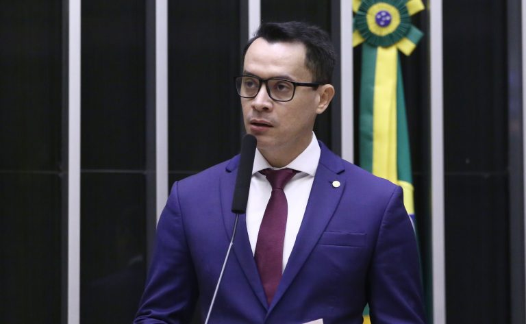 Comissão aprova mais visibilidade ao direito de atendimento prioritário para acompanhante de pessoa com deficiência – Notícias