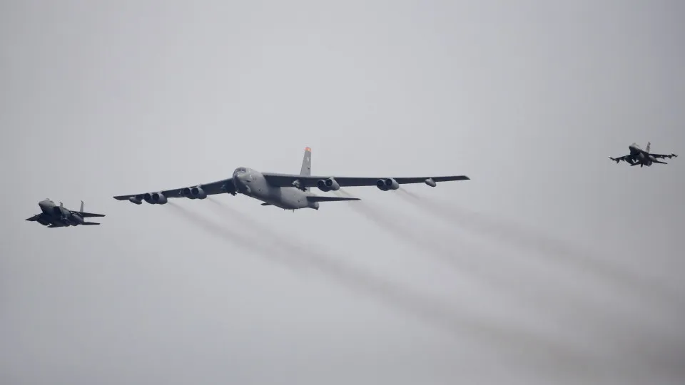 EUA enviam bombardeiros à costa da Venezuela pela 4ª vez