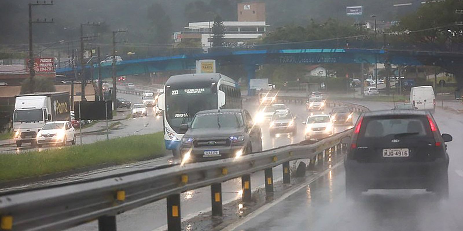 Frente fria deve causar temporais e rajadas de vento em SC