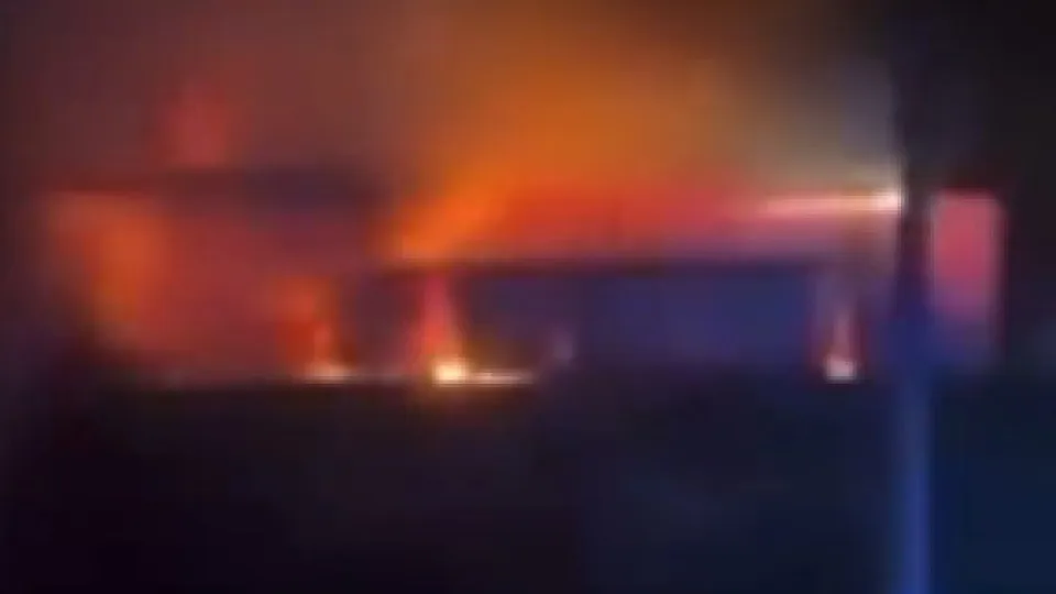 Incêndio consome parte de histórico estádio inglês durante a noite; veja