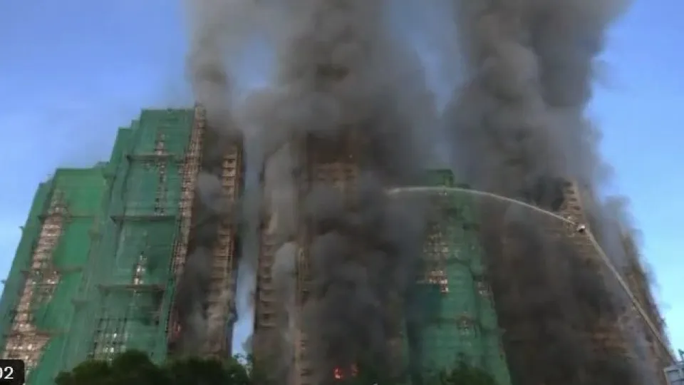 Mortes em Hong Kong vão a 83 após incêndio; bombeiros não sabem paradeiro de 50 pessoas
