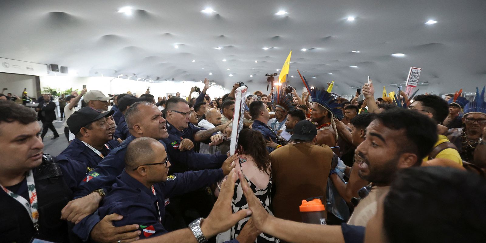 Manifestantes confrontam segurança para entrar em zona restrita Agência Brasil