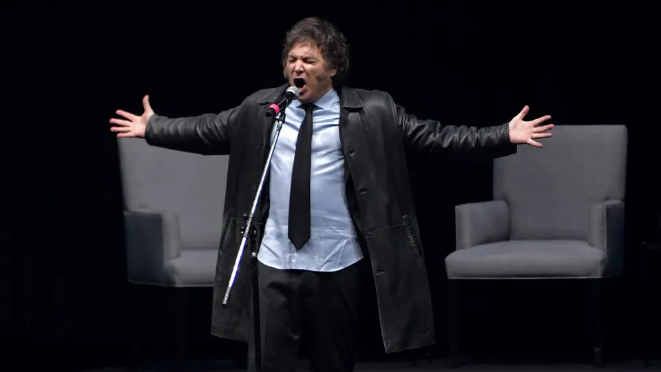 Milei cai em fake news e comemora convite falso para cantar com AC/DC