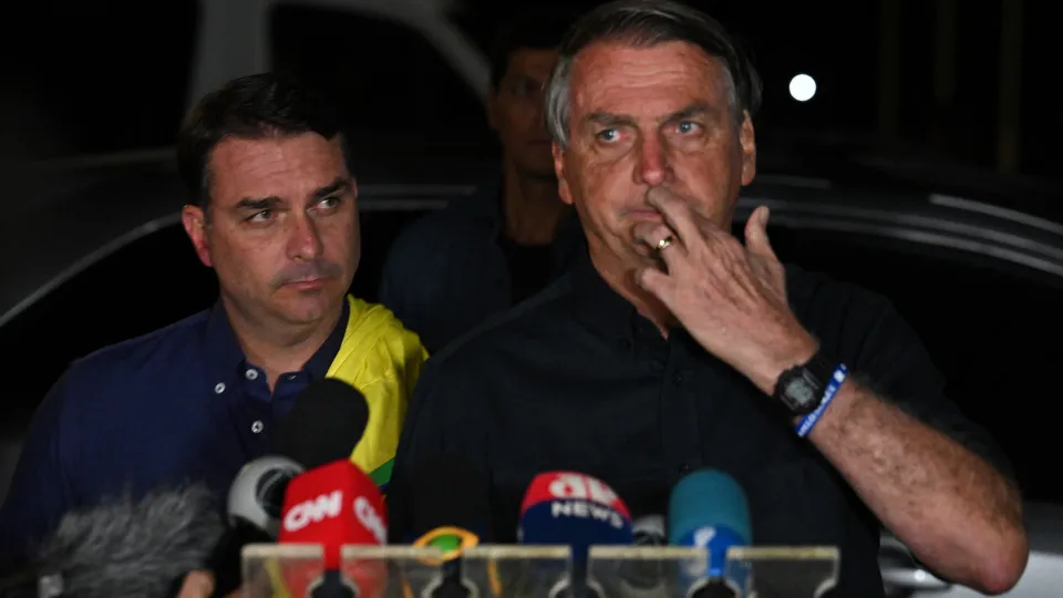 ‘Ele merece ou não este filme?’, diz Flávio Bolsonaro ao defender uso de verba para obra sobre o pai