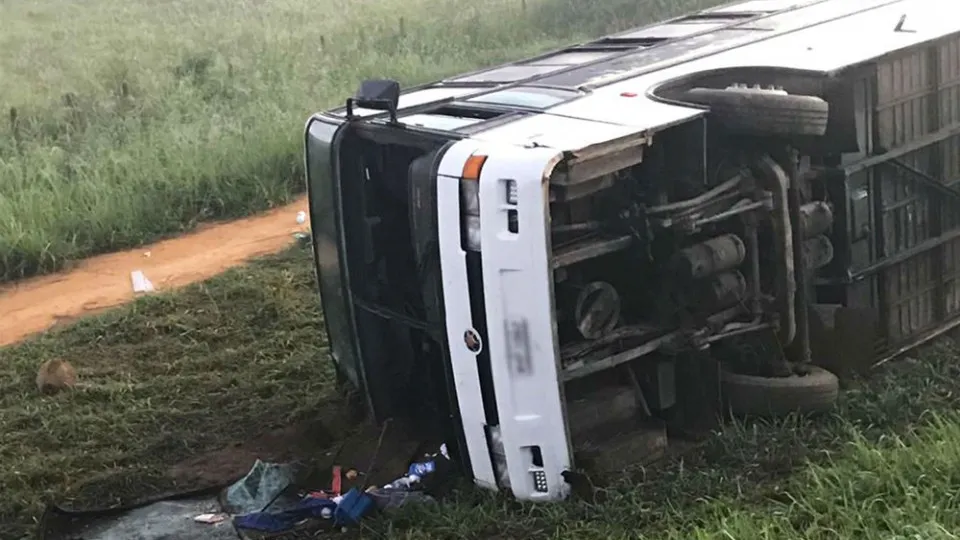 Ônibus despenca de desfiladeiro no Peru, e ao menos 37 morrem