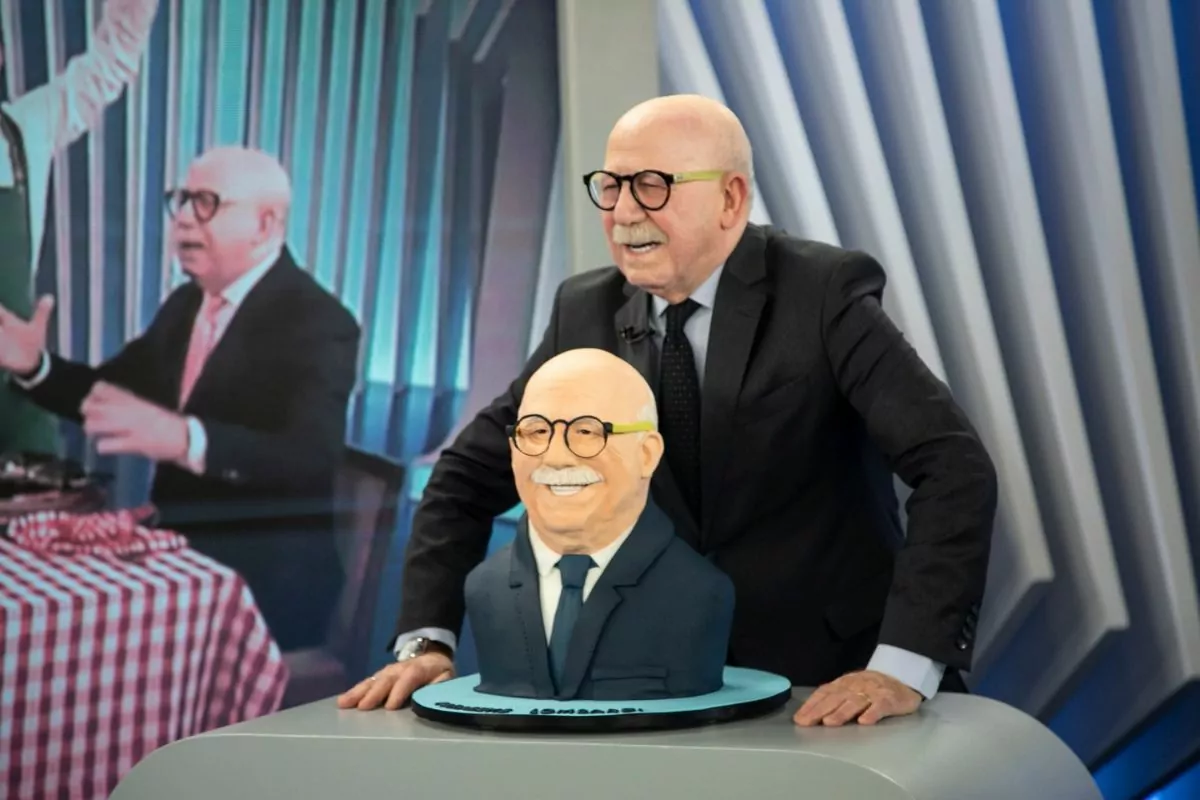 Renato Lombardi faz aniversário e ganha bolo realista