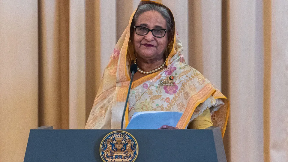 Sheikh Hasina, ex-premiê de Bangladesh, é condenada à pena de morte