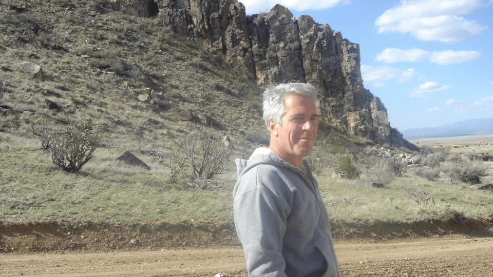Arquivos divulgados mostram fotografias de Jeffrey Epstein com crianças