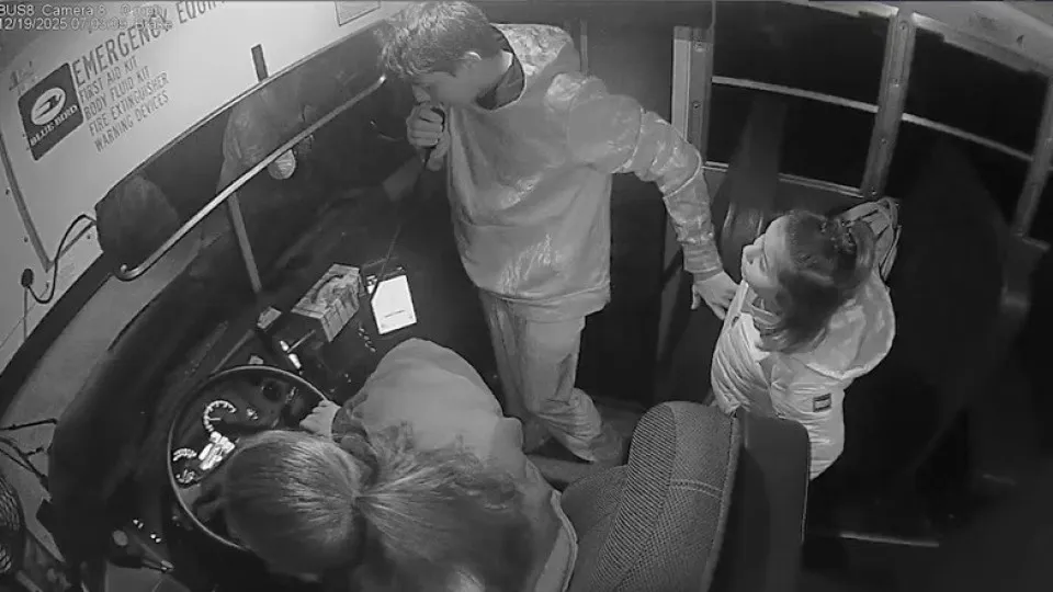 “Assustador”: Irmãos ajudam motorista escolar durante emergência nos EUA