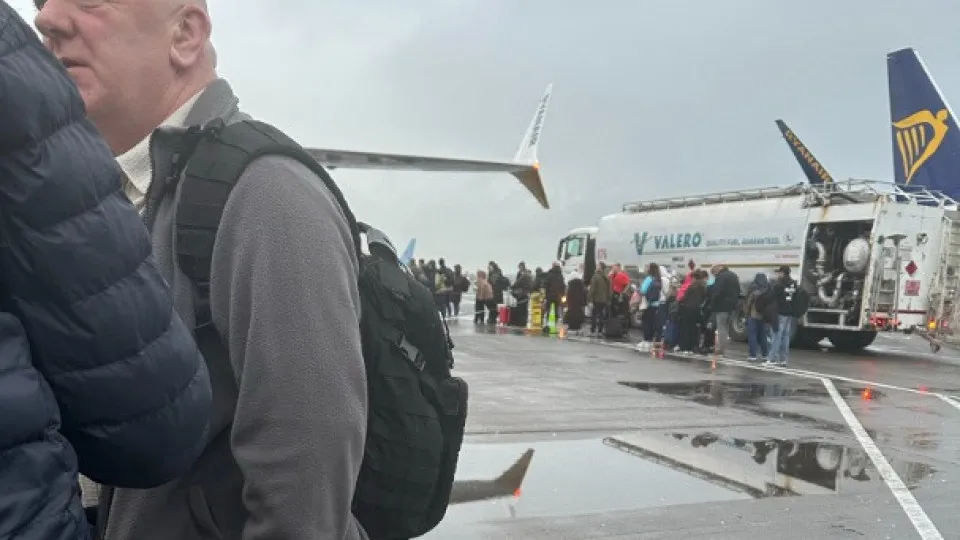 Avião bate em caminhão de combustível e é evacuado na Escócia
