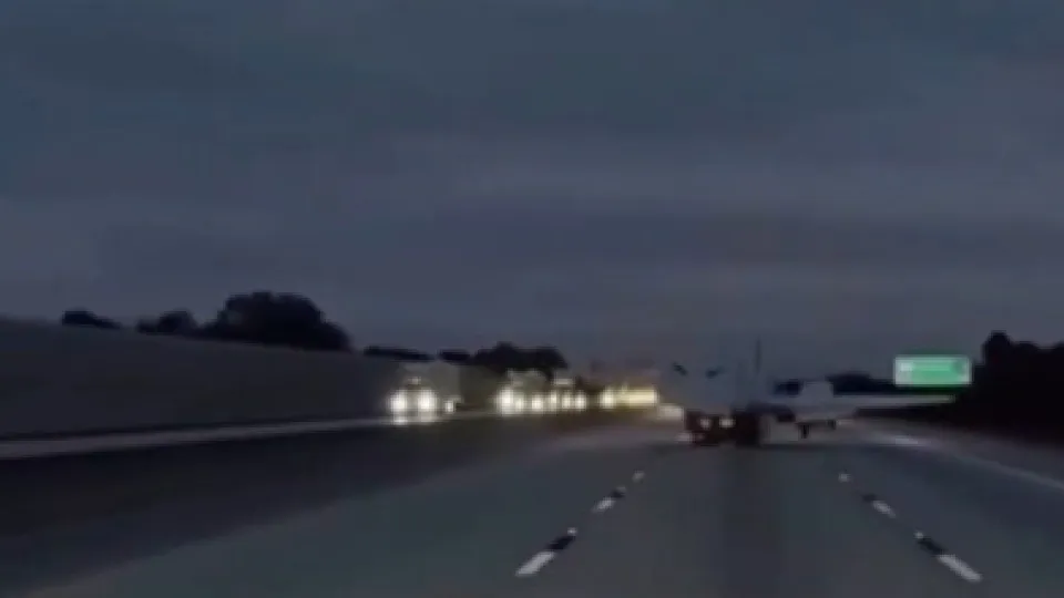 Avião cai sobre carro nos EUA durante tentativa de pouso de emergência