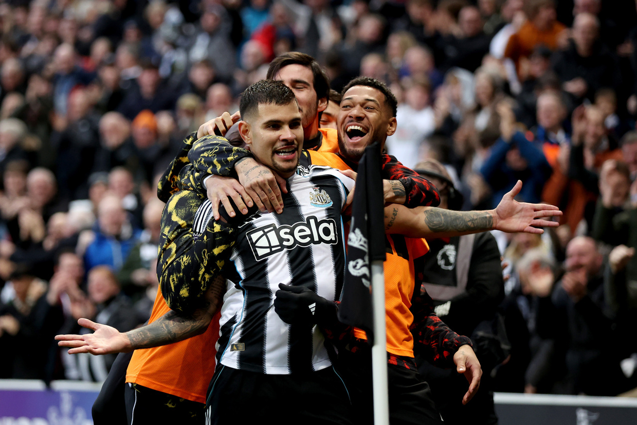 Bruno Guimarães faz golaço olímpico e comanda vitória do Newcastle sobre o Burnley