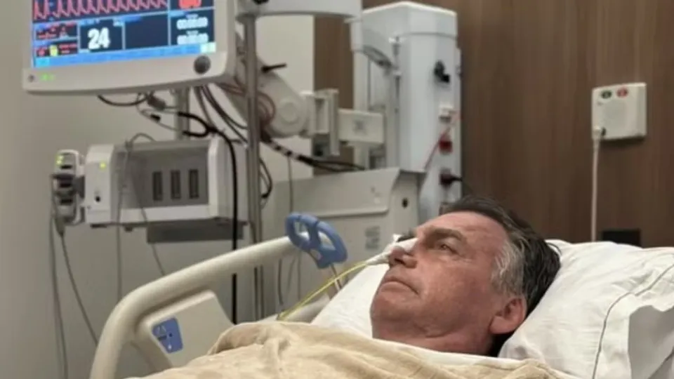 Carlos posta foto antiga do pai em cama de hospital após cirurgia de 3h30