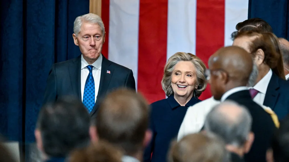 Clinton minimiza ficheiros Epstein e acusa Trump de desviar atenções