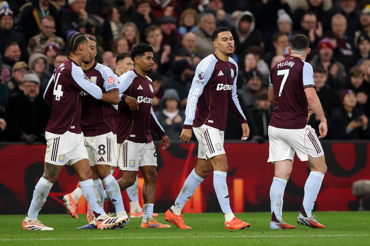 Com Rogers ´on fire´, Aston Villa bate United e chega a 10 vitórias seguidas