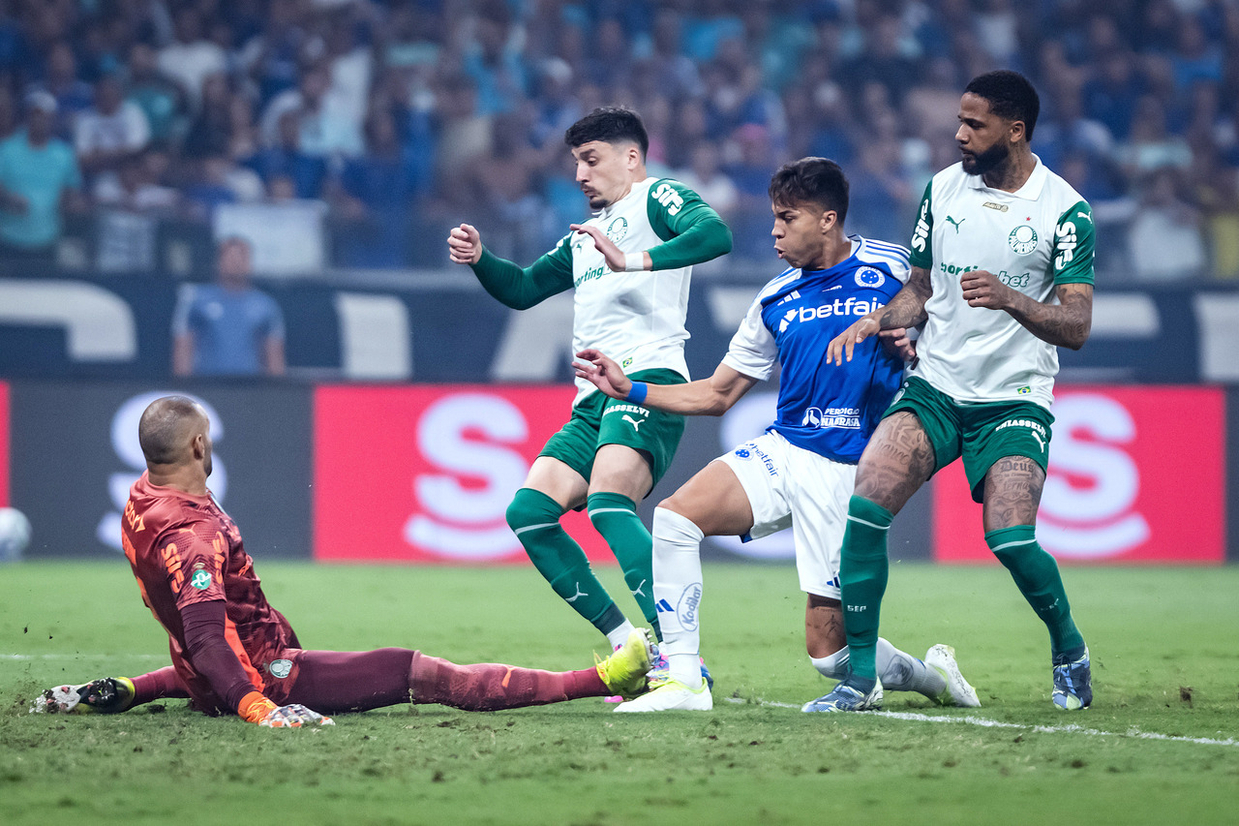 Com propostas do exterior, zagueiro deve deixar o Palmeiras