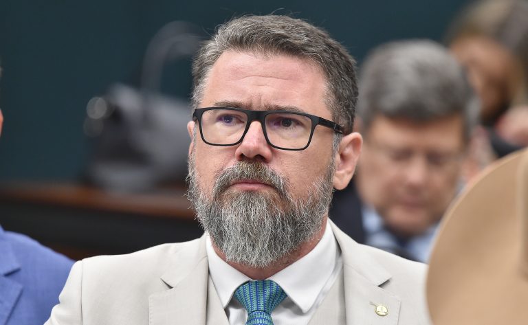 Comissão aprova mudanças em regra sobre porte de arma e uso de álcool ou drogas – Notícias