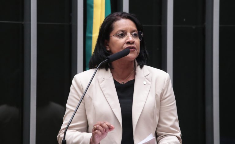 Comissão aprova projeto que garante licença-maternidade de 180 dias a mulheres com mandato eletivo – Notícias