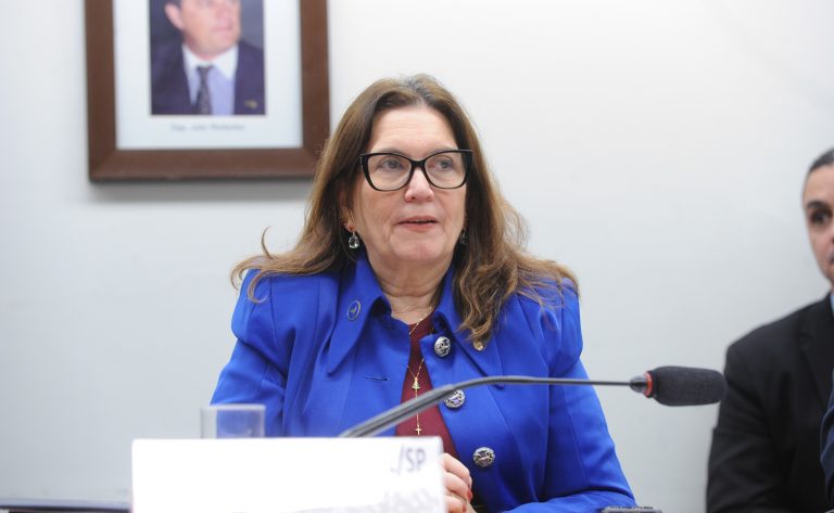 Comissão aprova projeto que impede condenados de lucrar com livros e filmes sobre seus crimes – Notícias