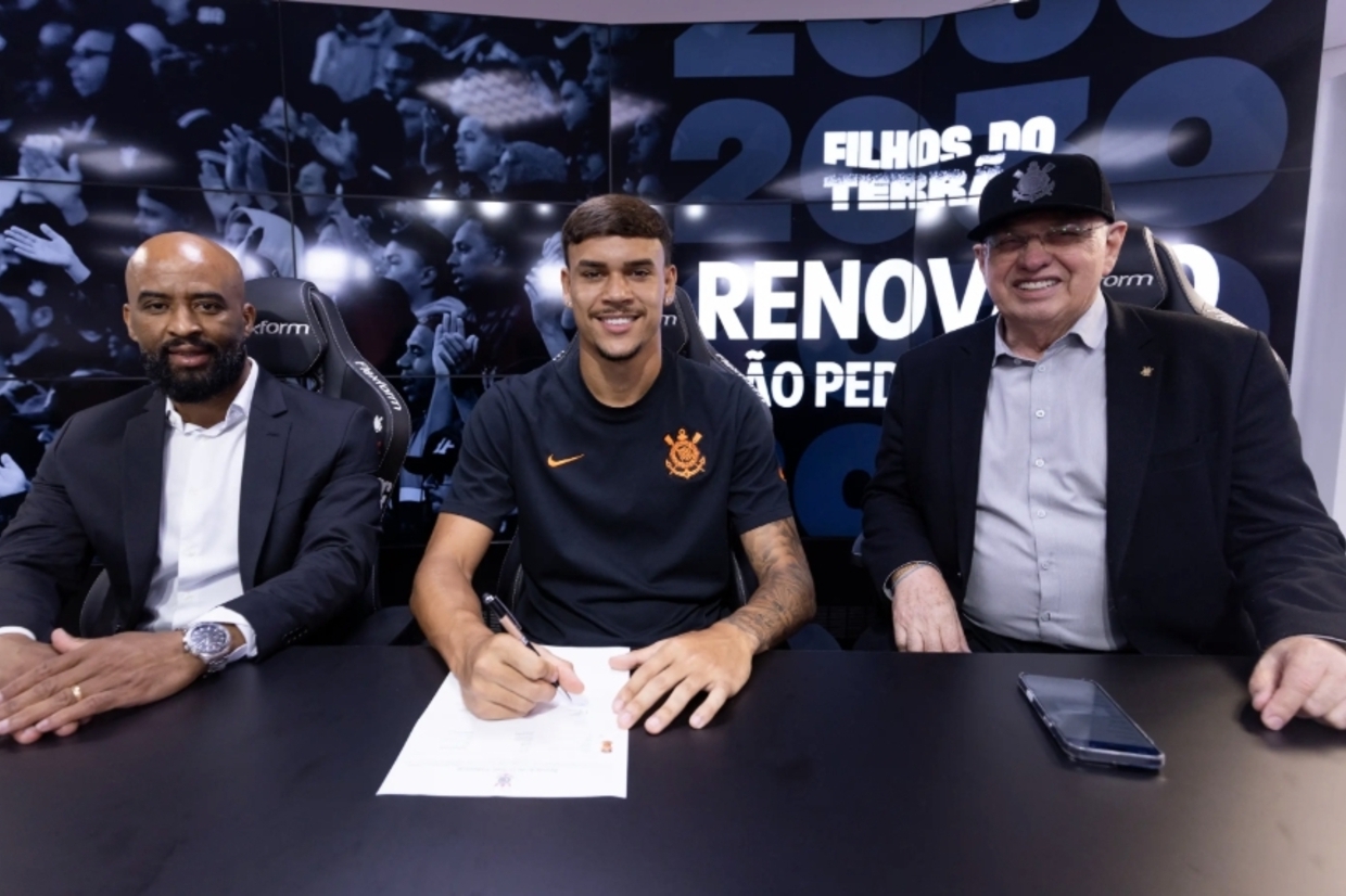 Corinthians anuncia renovação com João Pedro 'Tchoca'
