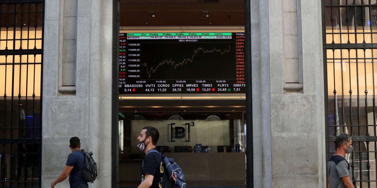 Dólar tem leve queda e permanece acima de R$ 5,40