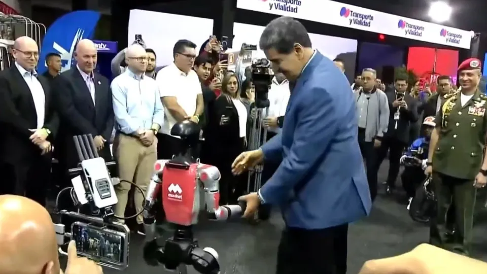 Em clima de tensão com EUA, Maduro dança com robô humanoide de IA