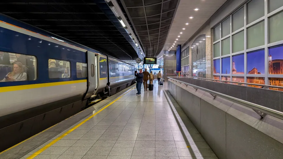 Eurostar suspende serviço de trens após problema no fornecimento de energia