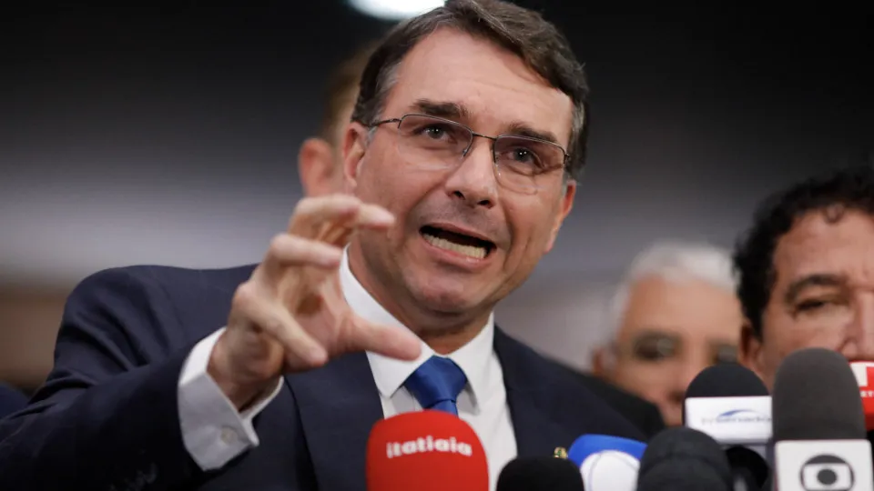 Flávio Bolsonaro exibe vídeo com Lula atrás das grades em desfile; veja